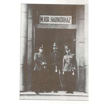 Pred budovou poľnej nemocnice